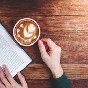 Buch und Kaffee