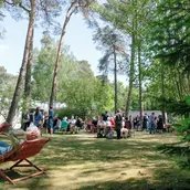 Sommerlicher Garten des Brücke-Museums mit Publikum