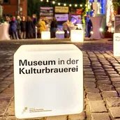 Der Eingangsbereich des Museums bei Nacht.