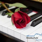 Rose auf einer Klaviertastatur