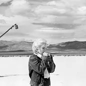 Marilyn Monroe in der Wüste von Nevada, wie sie ihre Textzeilen  für eine schwierige Szene durchgeht, die sie mit Clark Gable im Film  The Misfits spielen wird. Nevada, USA, 1960.