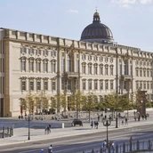 Siegerentwurf "Südpfeil" (Rendering) des Architekten und Künstlers Jürgen Mayer H an der Nordostfassade des Humboldt Forums, innerhalb des offenen, einphasigen Kunst-am-Bau Wettbewerbs 2025