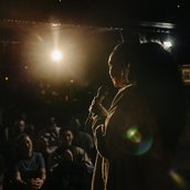 Junge Frau auf Bühne im Club