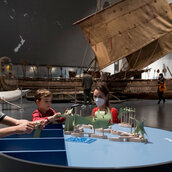 Besucher an der Familienspur im Boote-Kubus des Ethnologischen Museums