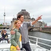 Pärchen auf einem Schiff der Reederei Winkler