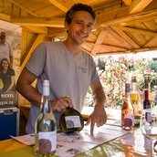 Winzer Johannes Nickel beim Weinmarkt in den Späth'schen Baumschulen