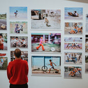 EMOP 2020, Besucher betrachtet ausgestellte Fotografien