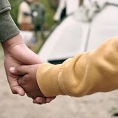 Kinder halten sich an den Händen