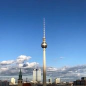 Berliner Skyline mit Fernsehturm und Rathaus