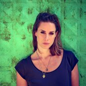 Portrait von Natalie Amiri vor grünem Hintergrund