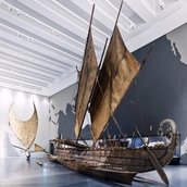 Ausstellungsansicht des Moduls "Ozeanien: Mensch und Meer. Ein Meer von Inseln" des Ethnologischen Museums im Humboldt Forum
