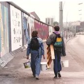 Künstler Ignasi Blanch an der East Side Gallery 1990