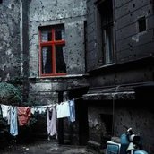 Hinterhof mit Spuren der Kämpfe des Zweiten Weltkrieges