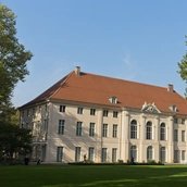 Sommeransicht vom Garten mit Blick auf das Schloss Schönhausen