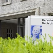 Hinweisschild vor der Gedenkstätte Deutscher Widerstand