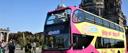 Bus von Berlin City Circle Sightseeing vor dem Berliner Dom