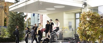 Junge Menschen vor dem Eingang des Citylight Hotels