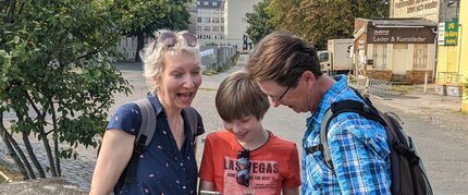 Eine Familie auf Entdeckungstour in Kreuzberg