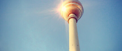 La torre della televisione di Berlino in un cielo blu