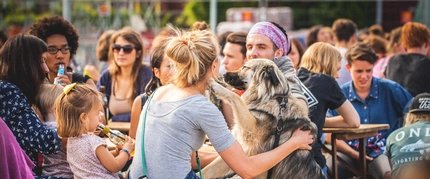 Frau mit Hund in Biergarten
