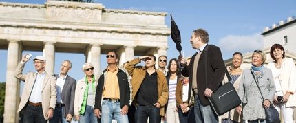 Reisegruppe vor dem Brandenburger Tor