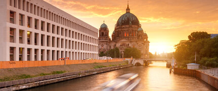 Blick über die Spree auf Humboldtforum & Berliner Dom bei Sonnenuntergag