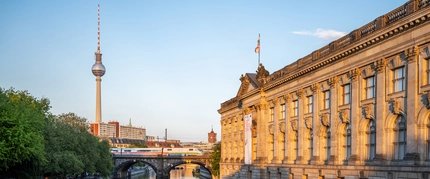 ICE im Stadtbild mit dem Berliner Fernsehturm im Hintergrund