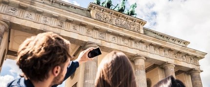 junge Leute am Brandenburger Tor