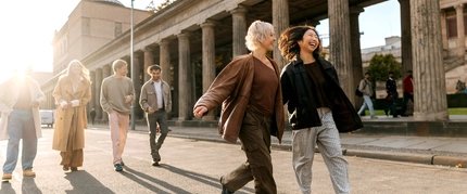 Junge Menschen auf einem Spaziergang auf der Museumsinsel Berlin