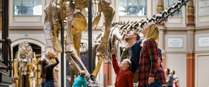 Familie im Museum für Naturkunde Berlin