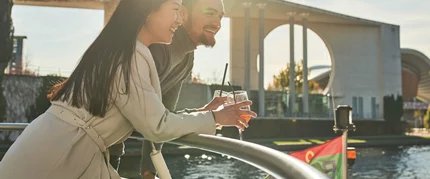 Ein Paar auf einer Schiffstour mit der Reederei Riedel