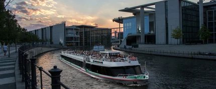 Schiff der Reederei Winkler im Reichtagsviertel