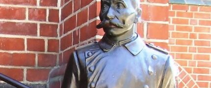 Statue vom Hauptmann von Köpenick 