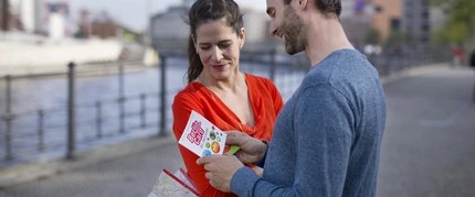 Paar steht vor dem Reichstag und nutzt die BWC ai