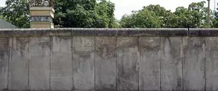 Muro de Berlín, después de 1989 con la torre de vigilancia de la RDA