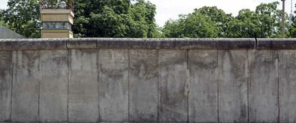 Berliner Mauer mit Wachturm