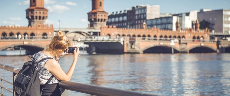 Frau vor Oberbaumbrücke