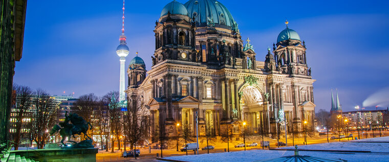 Berlin Dom und Fernsehturm im Winter