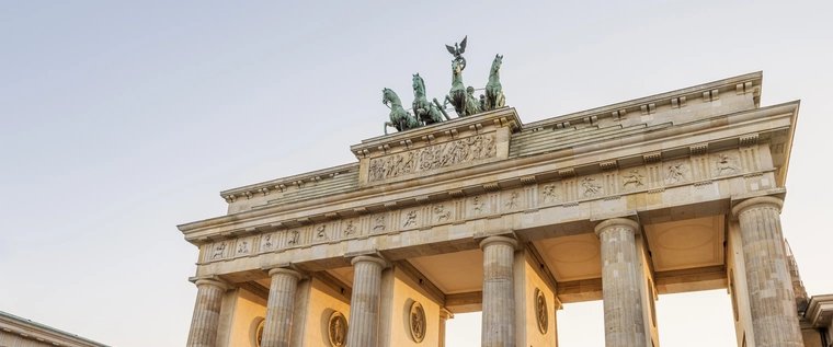 Blick auf das sonnenbestrahlte Brandenburger Tor