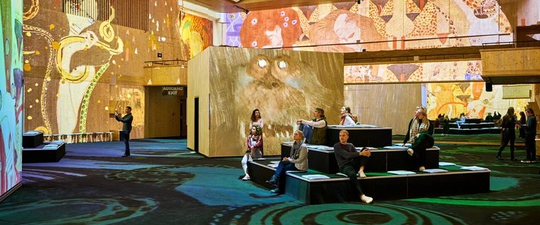 Klimts Kuss - Spiel mit dem Feuer, immersive Ausstellung