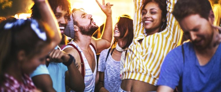 Tanzende Menschen bei einem Konzert