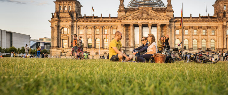 Picnic en el Reichstag de Berlín a la luz del sol del atardecer
