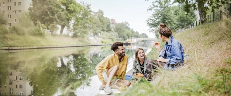 Amigos en el canal Landwehr de Berlín