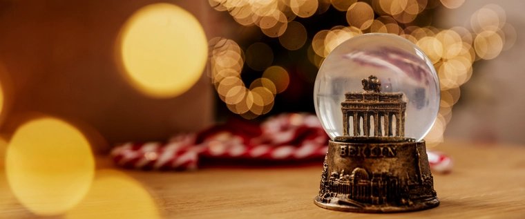 Weihnachtsdekoration, Schneekugel atmosphärische Weihnachtsdekoration mit einer Schneekugel des Brandenburger Tores