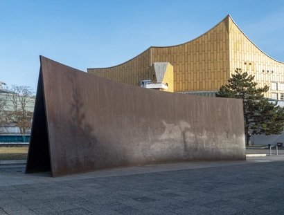 Skulptur "Berlin Junction" von Richard Serra
