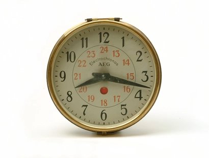 Wanduhr AEG im Museum der Dinge Berlin