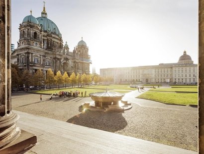 Berliner Dom und Humboldt Forum vom Alten Museum aus gesehen