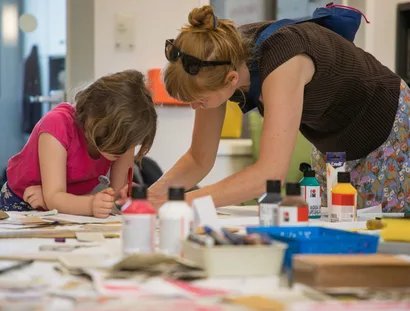 Eine Erwachsene und ein Kind beim gemeinsamen Gestalten.