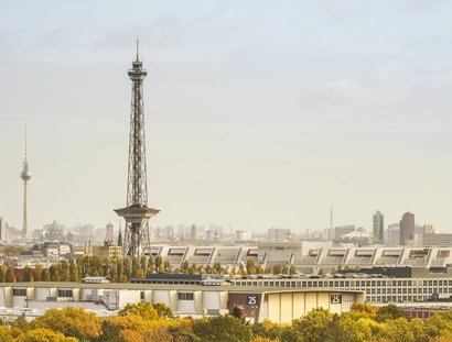 Funkturm mit Berliner Fernsehturm im Hintergrund