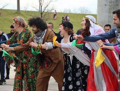 Tanzgruppe GovendaKI (kurdische Tänze) beim Nouruzfest im Volkspark Potsdam